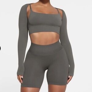 SKIMS NWT 2 PC SET CONTOUR NYLON SHRUG & SHORTS S/M